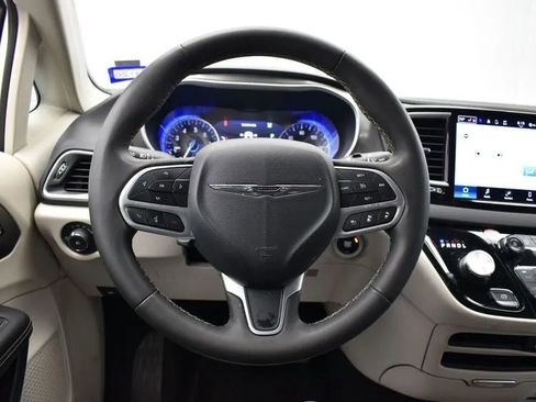 Used 2024 Chrysler Pacifica Touring-L image 20
