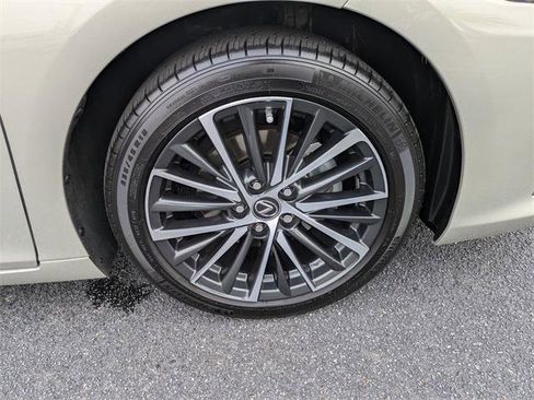 Certified 2025 Lexus ES 300h w/ Premium Package image 11