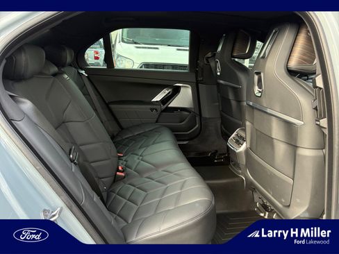 Used 2025 BMW 760i xDrive w/ Premium Package image 18