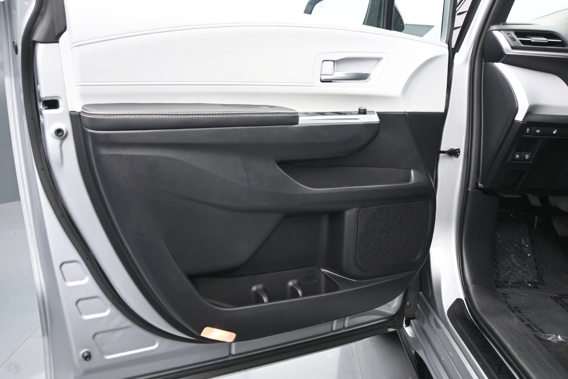 Used 2025 Toyota Sienna XSE AWD/4WD image 19