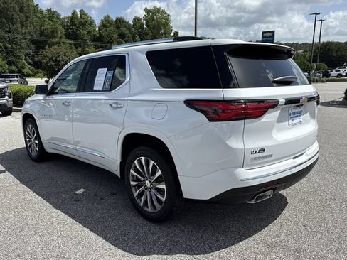 Used 2023 Chevrolet Traverse Premier FWD image 5