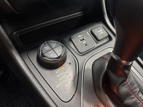 Used 2019 Jeep Cherokee Trailhawk w/ Cold Weather Group AWD/4WD image 40