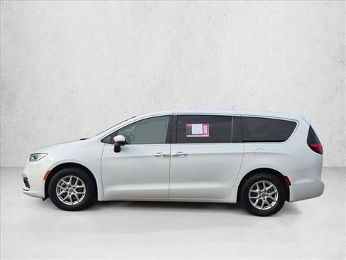 Used 2023 Chrysler Pacifica Touring-L FWD image 8