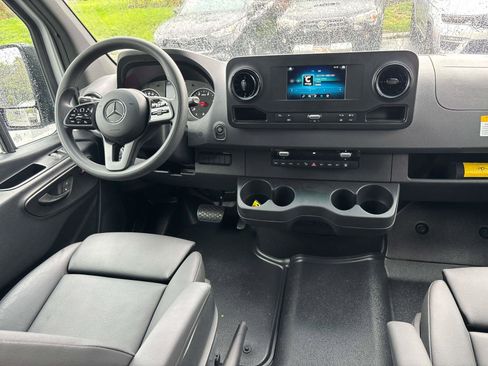 Used 2024 Mercedes-Benz Sprinter 2500 image 11