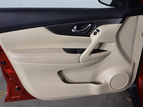 Used 2015 Nissan Rogue SV w/ SV Premium Package FWD image 17