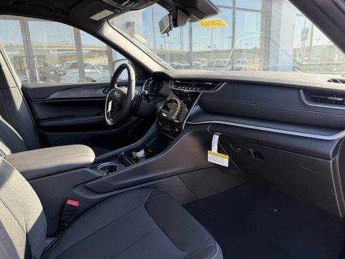 New 2025 Jeep Grand Cherokee Laredo X w/ Luxury Tech Group I image 23