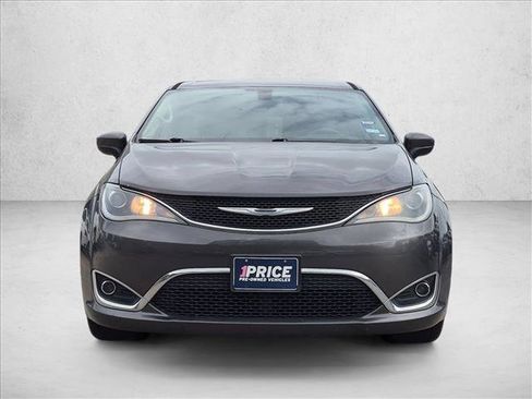 Used 2017 Chrysler Pacifica Touring Plus w/ Tire & Wheel Group FWD image 2