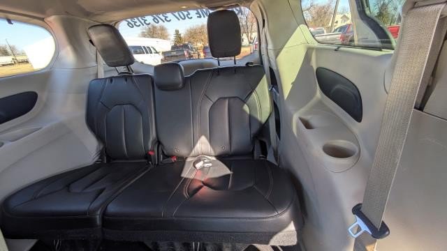 Used 2018 Chrysler Pacifica Touring-L FWD image 14