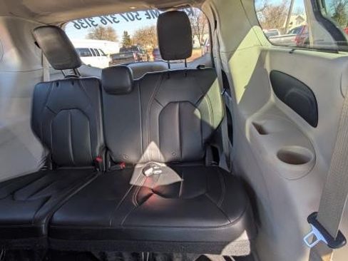 Used 2018 Chrysler Pacifica Touring-L FWD image 14