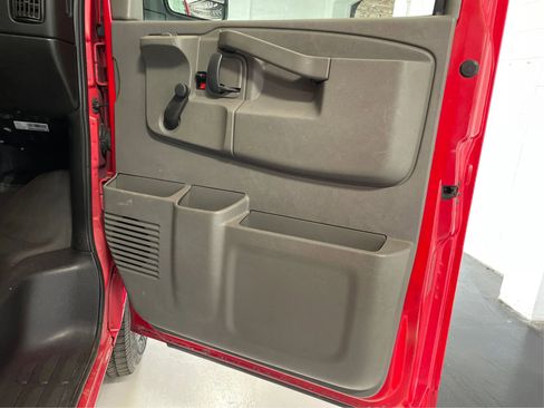 Used 2017 GMC Savana 3500 image 21