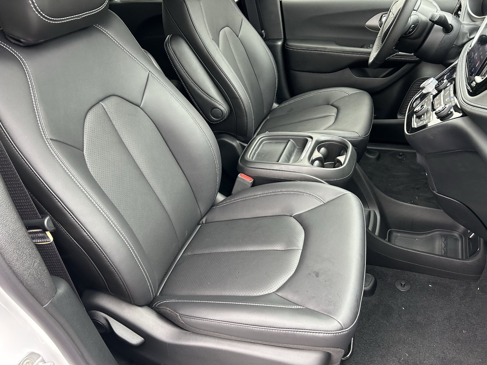 New 2027 Chrysler Pacifica Select FWD image 7