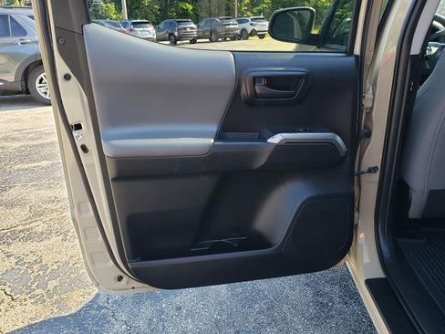 Used 2018 Toyota Tacoma SR5 AWD/4WD image 14