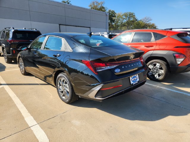 Used 2024 Hyundai Elantra SEL FWD image 3
