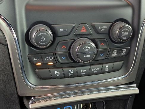 Used 2019 Jeep Grand Cherokee Laredo RWD image 22