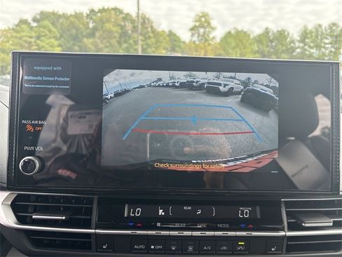 Used 2025 Toyota Sienna XLE image 18