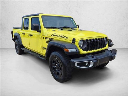 Used 2024 Jeep Gladiator Sport AWD/4WD image 3