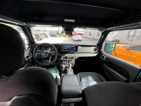 Used 2024 Jeep Wrangler Unlimited Rubicon 4xe image 30