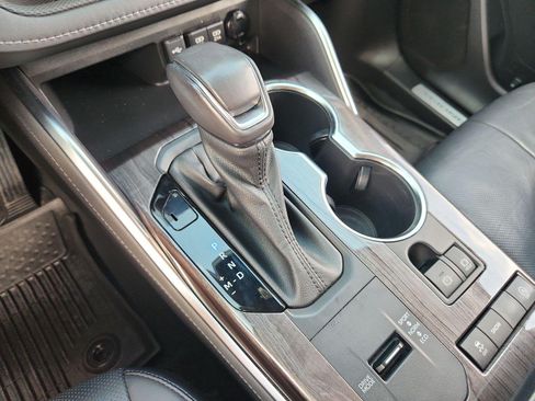 Used 2021 Toyota Highlander Limited FWD image 16