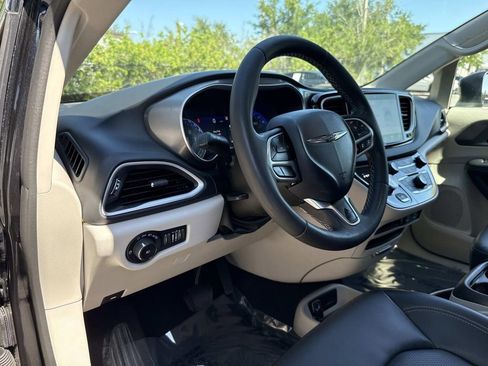 Used 2023 Chrysler Pacifica Touring-L FWD image 26