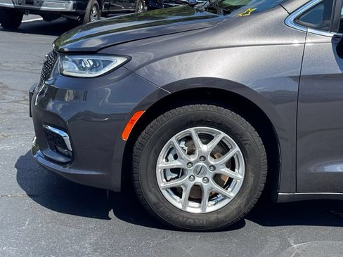 Used 2023 Chrysler Pacifica Touring-L FWD image 32
