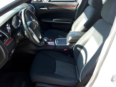 Used 2014 Chrysler 300 image 19