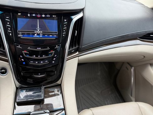 Used 2018 Cadillac Escalade Luxury AWD/4WD image 11