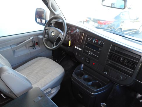 Used 2016 Chevrolet Express 2500 RWD image 20