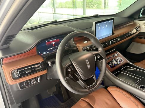 Used 2023 Lincoln Aviator Reserve w/ Equipment Group 201A image 4