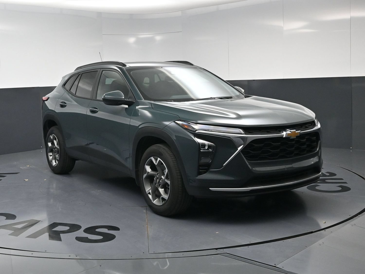 Used 2026 Chevrolet Trax LT w/ LT Convenience Package FWD image 2