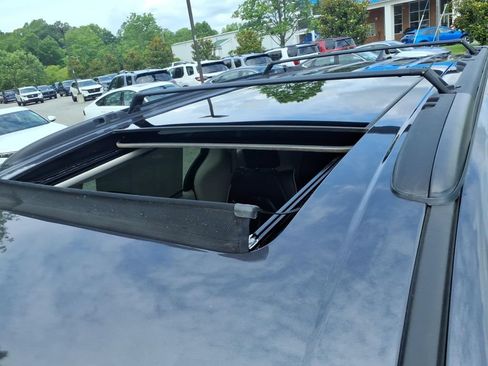Used 2023 Chrysler Pacifica Limited FWD image 10