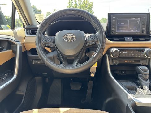 Used 2022 Toyota RAV4 LE FWD image 16