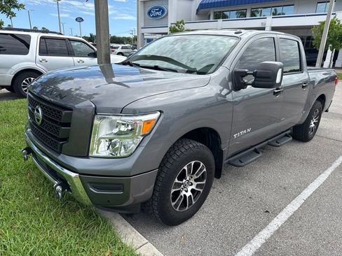 Used 2021 Nissan Titan SV w/ SV Convenience Package RWD image 3