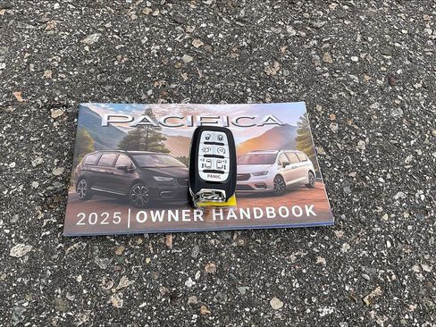Used 2025 Chrysler Pacifica Limited w/ Trailer Tow Group FWD image 10