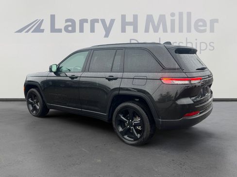 Certified 2024 Jeep Grand Cherokee Limited w/ Luxury Tech Group II image 3