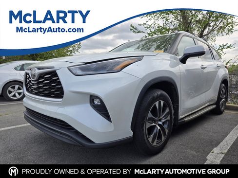 Used 2021 Toyota Highlander XLE image 1