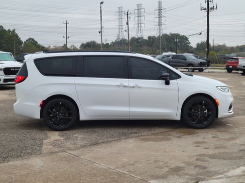 New 2026 Chrysler Pacifica Select image 3