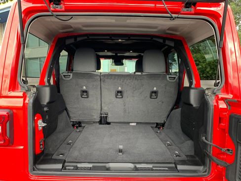 Used 2025 Jeep Wrangler Sahara image 30