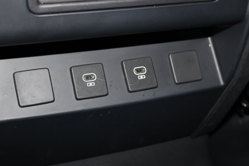 Used 2025 Land Rover Defender 110 S AWD/4WD image 54