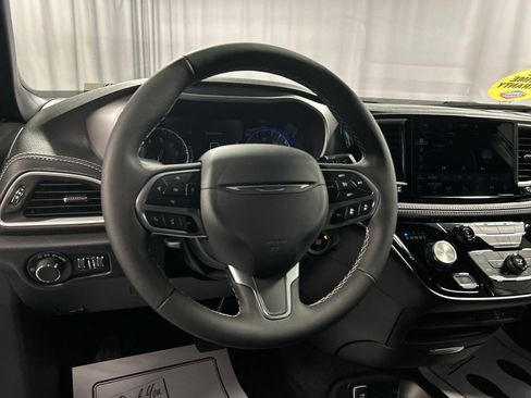 New 2027 Chrysler Pacifica Select FWD image 13
