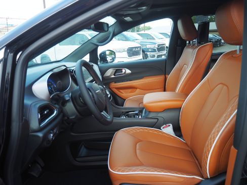 New 2026 Chrysler Pacifica Pinnacle image 12