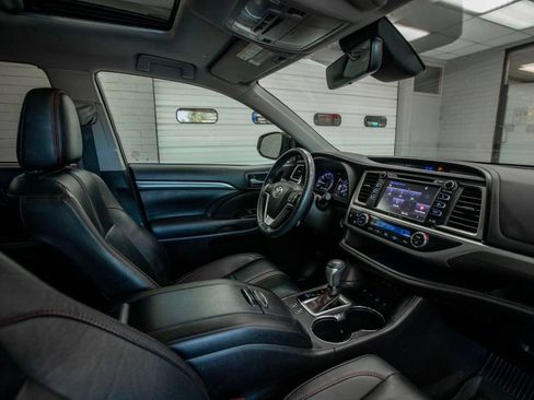 Used 2019 Toyota Highlander SE AWD/4WD image 14