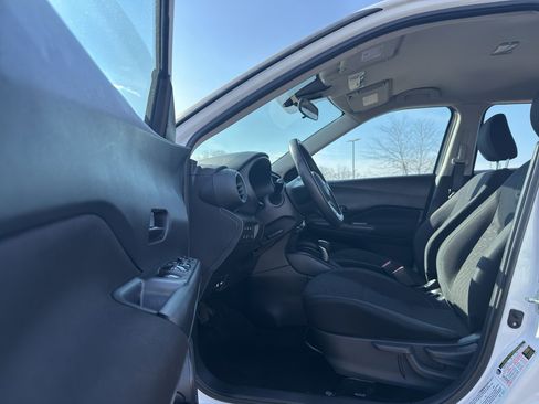 Used 2022 Nissan Kicks S image 10