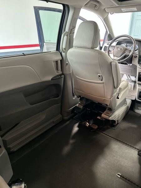 Used 2020 Toyota Sienna XLE w/ XLE Navigation Package FWD image 14