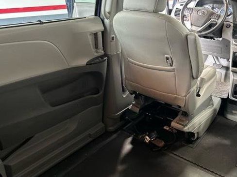 Used 2020 Toyota Sienna XLE w/ XLE Navigation Package image 14