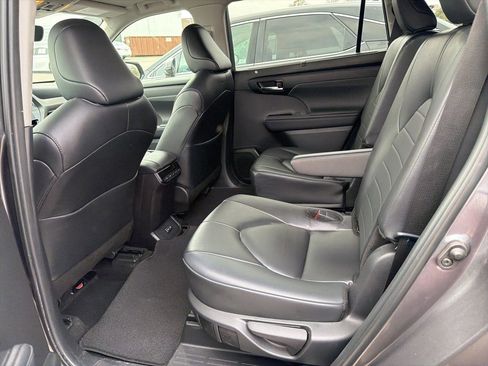 Used 2024 Toyota Highlander XLE image 10