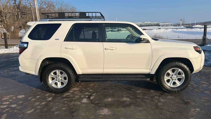 Used 2018 Toyota 4Runner SR5 AWD/4WD image 1