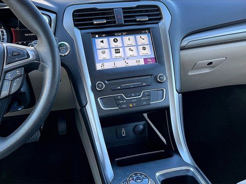 Used 2017 Ford Fusion SE w/ Fusion SE Technology Package image 9