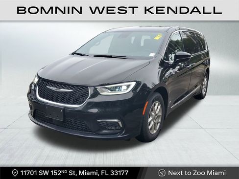 Used 2025 Chrysler Pacifica Select image 3