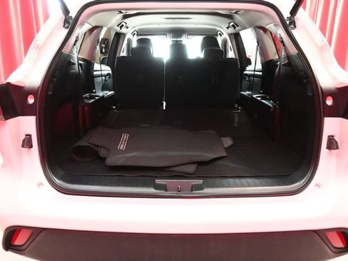 Certified 2022 Toyota Highlander LE image 6