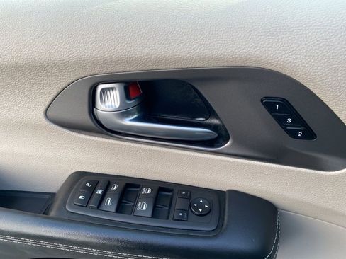 Used 2024 Chrysler Pacifica Touring-L FWD image 25